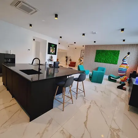 Standing Au Coeur De Avec Wifi, Climatisation Et Terrasse - Fr-1-510-235 * دويه